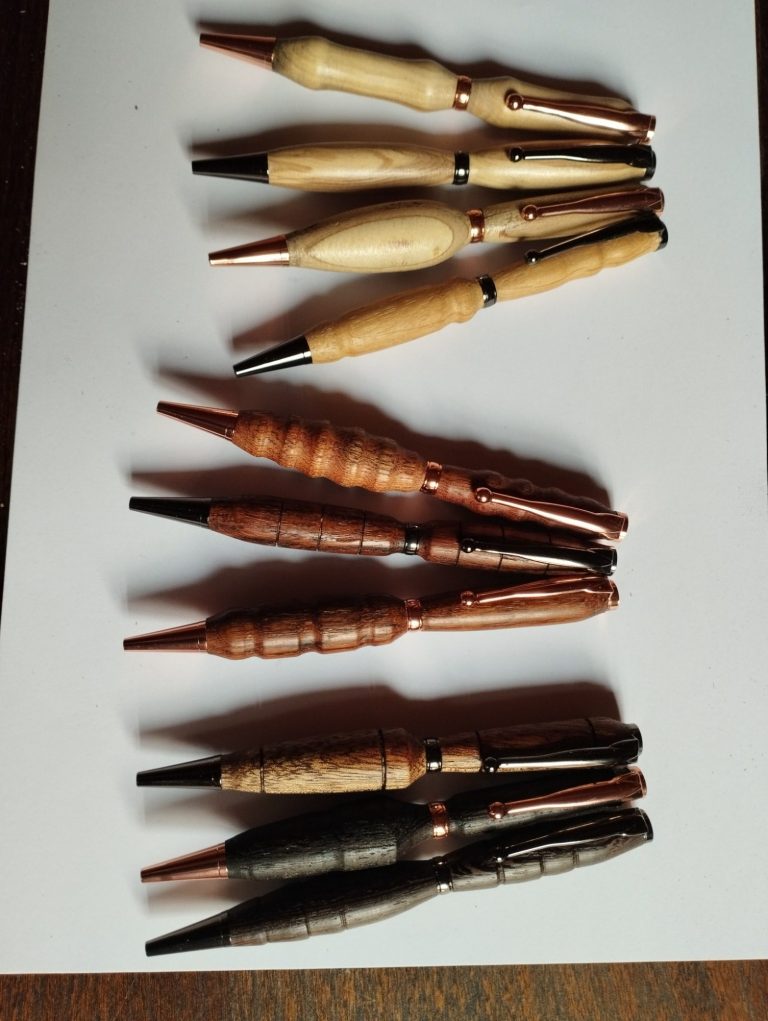 Collection de stylos en bois de différentes formes et couleurs