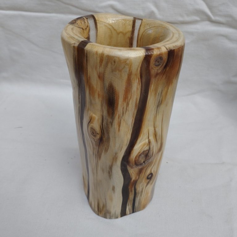 Vase en bois au design naturel avec des veines et des stries visibles .