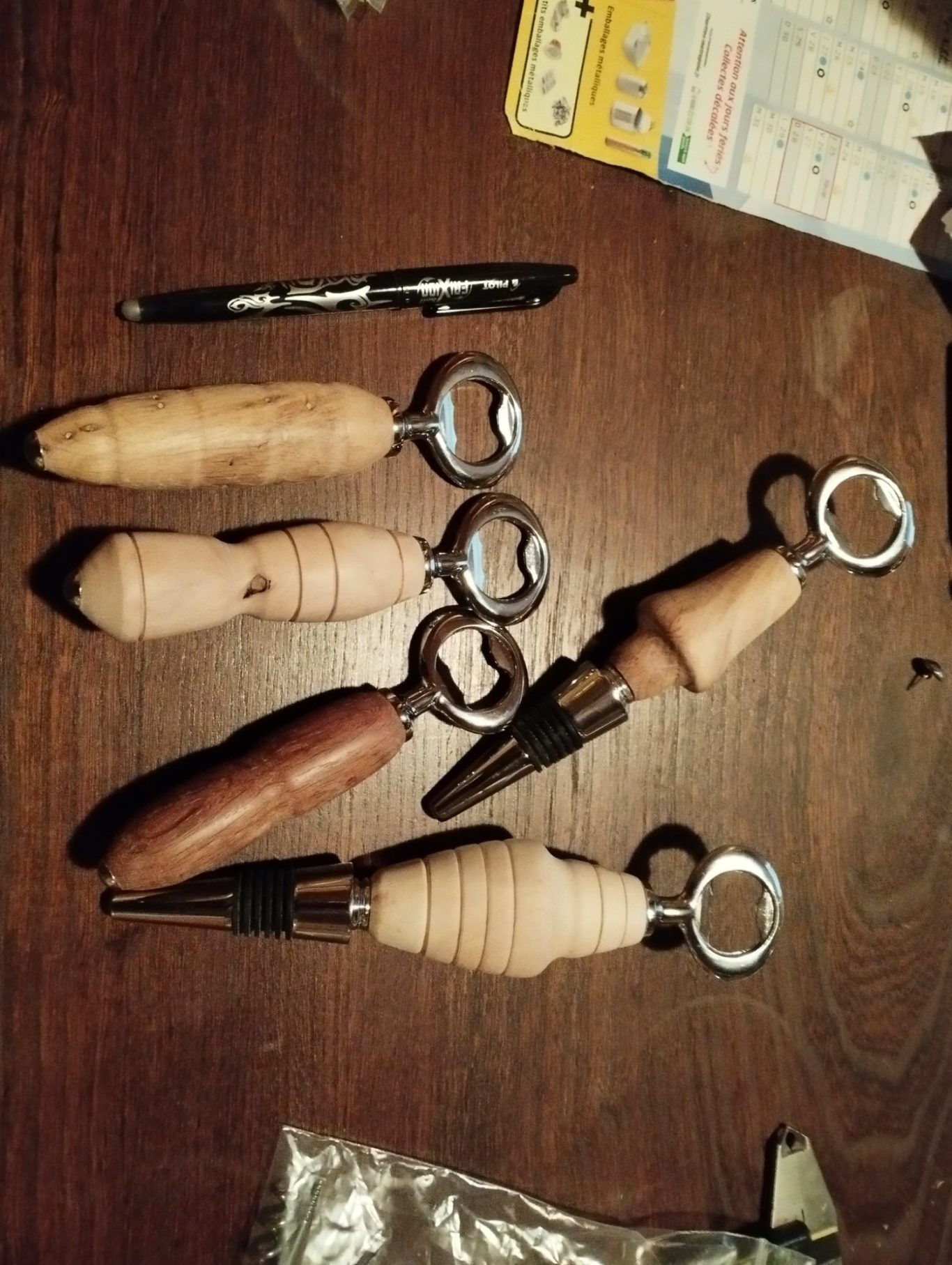 Différentes formes de decapsuleurs en bois avec fonction tire-bouchons et bouchons