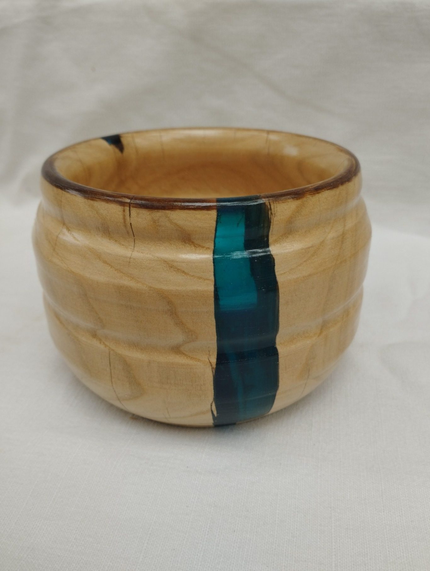 Bol en bois clair avec résine